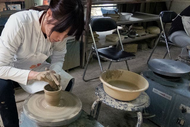 【徳島県・陶芸体験】気分は陶芸家！大谷焼の窯元で、本格電動ろくろに挑戦（3つ焼成）