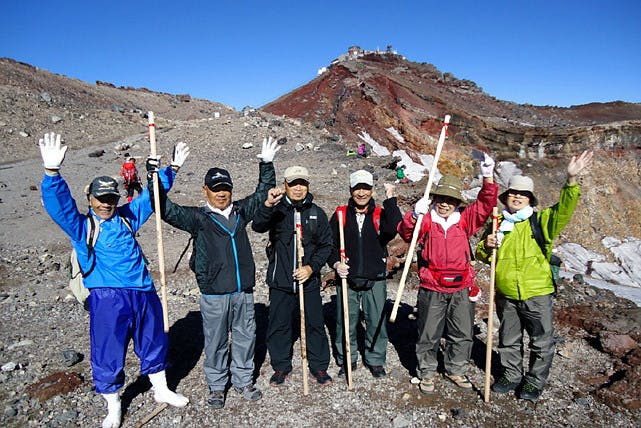 富士山 登山ツアー 中高年だけの富士登山1泊2日プラン 専属ガイドと一緒に頂上を目指そう アソビュー