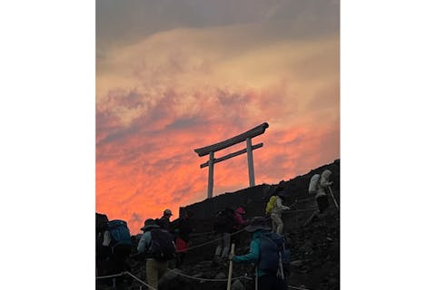 【富士山・登山ツアー】絶景に感動！ご来光を望む富士登山1泊2日プラン