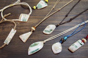 石垣島・夜光貝でアクセサリー】石垣島の思い出に！天然の夜光貝で作る