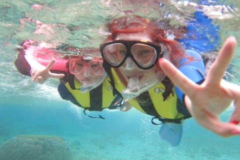 【沖縄・スノーケリング】夏季限定！！早朝・青の洞窟スノーケルコース！！小さなお子様連れのファミリー様・人混み嫌いな方特に必見！！はっきり言って7・8・9月は早朝以外は青の洞窟は楽しめません！！