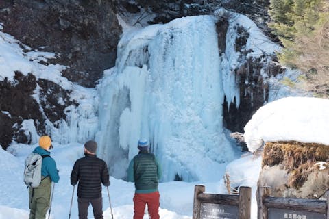 【長野・半日・スノーシュー】氷が張った池や滝をめぐろう！半日トレッキングツアー