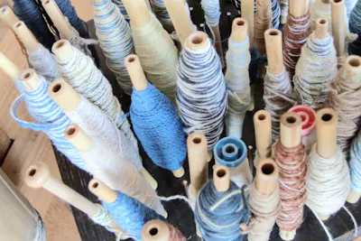 沖縄 西表島 機織り 西表島の天然素材で染めた糸 思い出を織り込む機織り体験 アソビュー