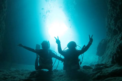 【沖縄・慶良間・ダイビング】お得に楽しむ！青の洞窟で体験ダイビング