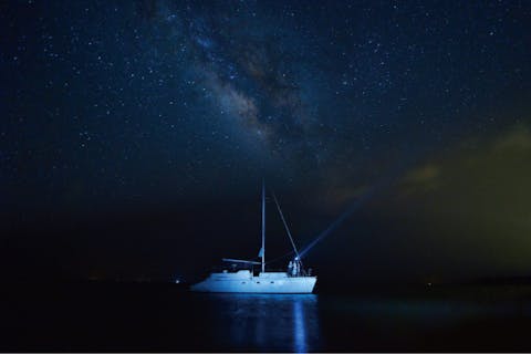 【石垣島・星空クルージング】世界有数の星空に逢いに行く！ 三線を聴きながら海から見上げる満天の星空＜星空ガイド・三線生ライブ付／1ドリンク付／市街地送迎無料＞