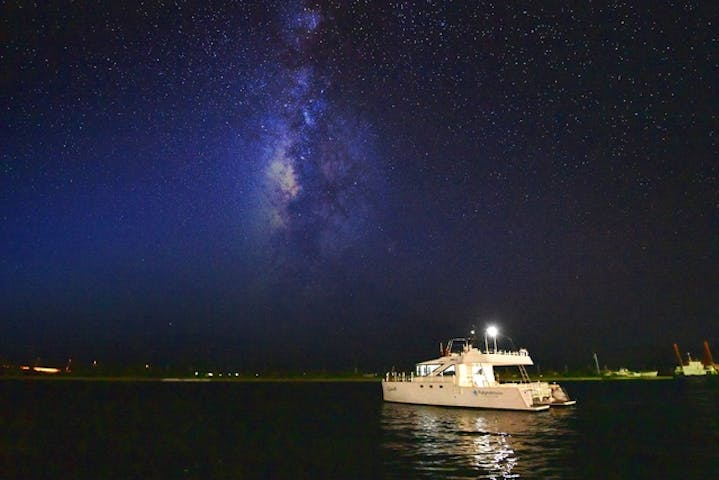 石垣島 星空クルージング 世界有数の星空に逢いに行く 三線を聴きながら海から見上げる満天の星空 星空ガイド 三線生ライブ付 1ドリンク付 市街地送迎 無料 アソビュー