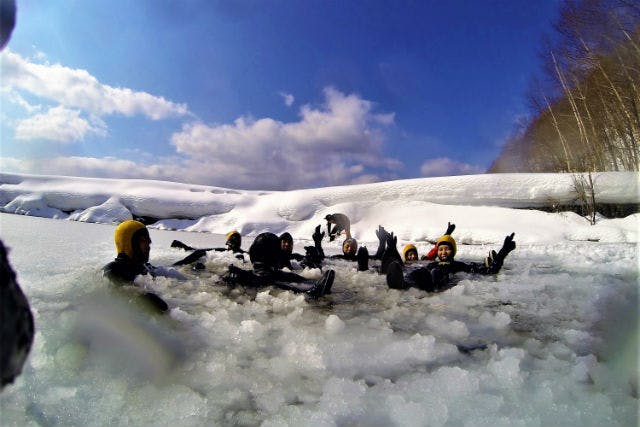 【北海道支笏湖・アイスウォーク】自然を感じるアイスウォーク！10年連続水質日本1位の支笏湖で遊ぼう