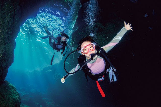 青の洞窟が堪能できる、神秘の海へダイブするならマリンサポートタイド残波へ！