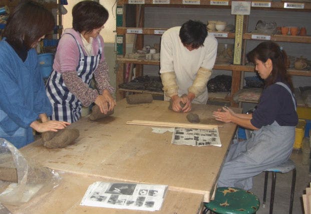 木火土陶芸教室では、手業の楽しさを土を使って体感できます。