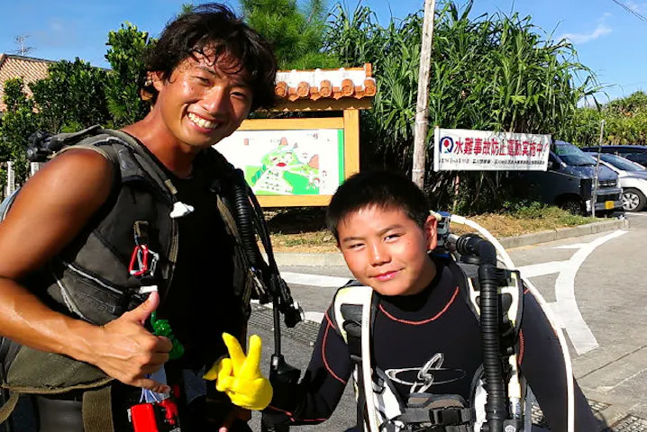 沖縄 キッズダイビング 8歳 9歳のお子様がいるグループ限定 もっと海が好きになるダイビングに挑戦しよう 水中写真 餌付け無料サービス アソビュー