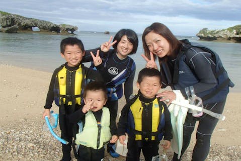 【沖縄・シュノーケリング】ビギナー向け！シュノーケルスクール＆青の洞窟ツアー★水中写真＆餌付け無料サービス！