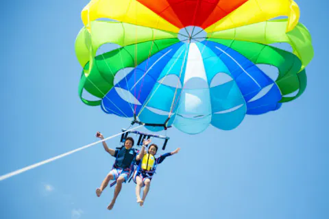 【沖縄北谷・パラセーリング】大空から見下ろす青い海を満喫！パラセ－ル体験
