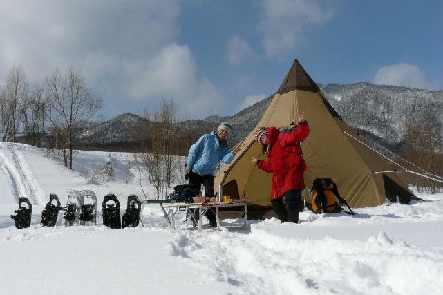 【北海道・富良野・エコツアー】雪遊びと特製デザート、同時に楽しめる！？小さなテントと魔法の鍋プラン