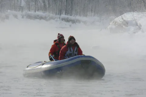 【北海道・富良野・スノーラフティング】冬の幻想的な川下り！雪と氷に囲まれたラフティング