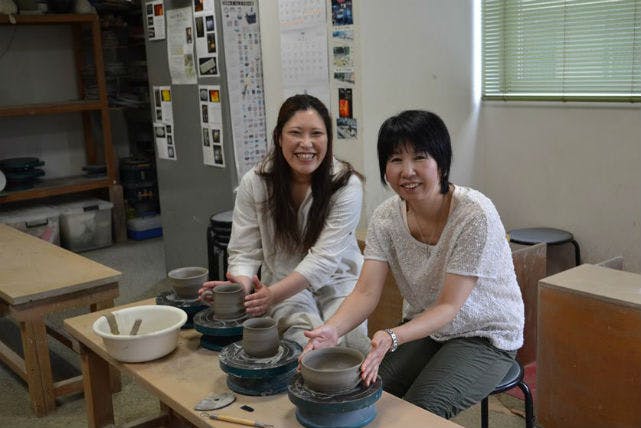 愛知県名古屋市にある豊らくでは、落ち着いた空間で、納得のいく陶芸作品づくりができます。