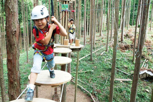 山梨 アスレチック スリル 爽快感たっぷり 親子で楽しめるフォレストアドベンチャー アソビュー