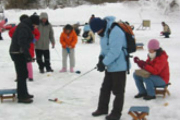 函館 ワカサギ釣り 大沼国定公園で氷上ワカサギ釣り 北海道ならではの景色に包まれよう アソビュー