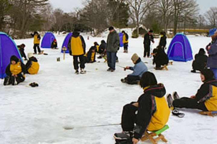 函館 ワカサギ釣り 大沼国定公園で氷上ワカサギ釣り 北海道ならではの景色に包まれよう アソビュー