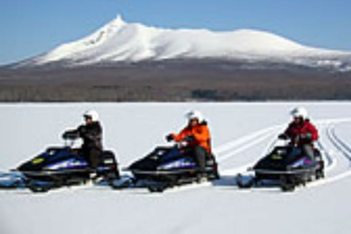 函館 スノーモービル ワカサギ釣り スノーモービル氷上島巡り 北海道の冬を満喫 アソビュー