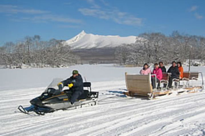 函館 スノーモービル ワカサギ釣り スノーモービル氷上島巡り 北海道の冬を満喫 アソビュー