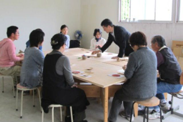 隠れ家漆工房「青樹庵」では、伝統工芸士による彫刻体験を開催しています。
