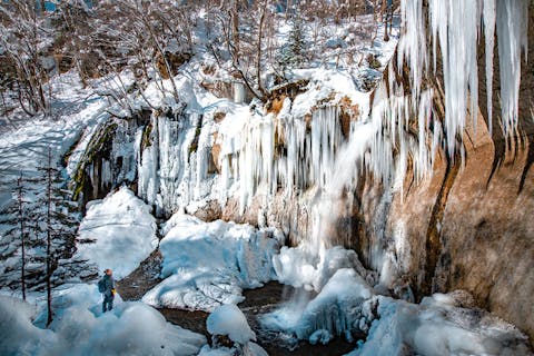 【北海道・支笏湖・スノートレッキング】 氷の宮殿七条大滝スノートレッキングツアー。冬に現れる自然の神秘を見に行こう 初心者でもアイゼンを使って安心安全に楽しめます。（ホットドリンク・お菓子付き）
