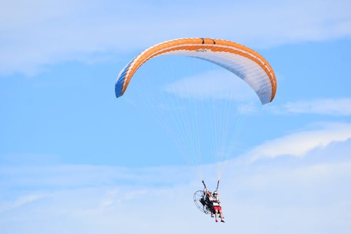 奄美大島 モータータンデムフライト 視界いっぱいに広がる青い海を 上空から堪能しよう アソビュー