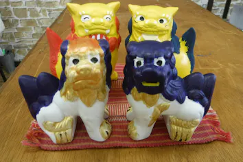 石垣島・シーサー作り】色選びも楽しい！素焼きのシーサーに絵付けを