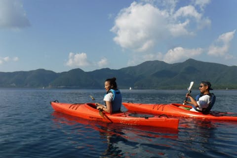 本栖湖 カヤック 1人乗り 富士山を望むカヤック体験 初心者でも楽しめる 本栖湖半日ツアー アソビュー