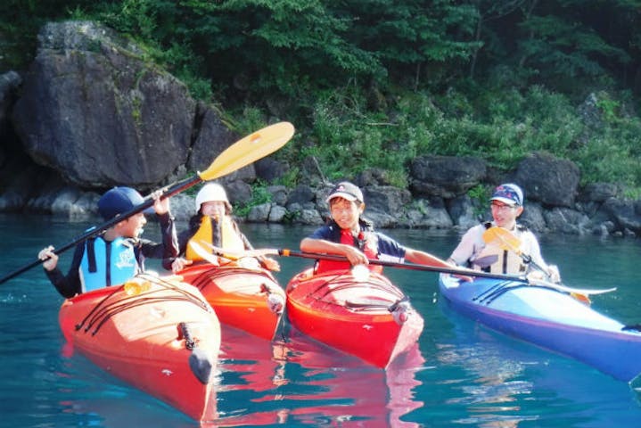 本栖湖 カヤック 1人乗り 富士山を望むカヤック体験 初心者でも楽しめる 本栖湖半日ツアー アソビュー