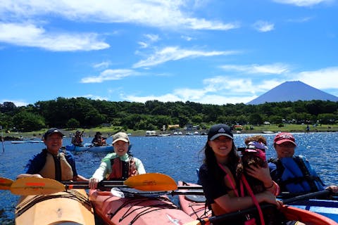 【富士五湖・本栖湖・カヤック体験】のんびり半日コース 初心者OK！小さなお子様やワンちゃんと一緒に楽しめます♪抜群の透明度を誇る湖面を水上散歩。