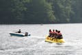 バナナボートは1人1回約15分のレジャー。他にも湖ではペダルボートや夏季限定の野尻湖自然プールもあり！