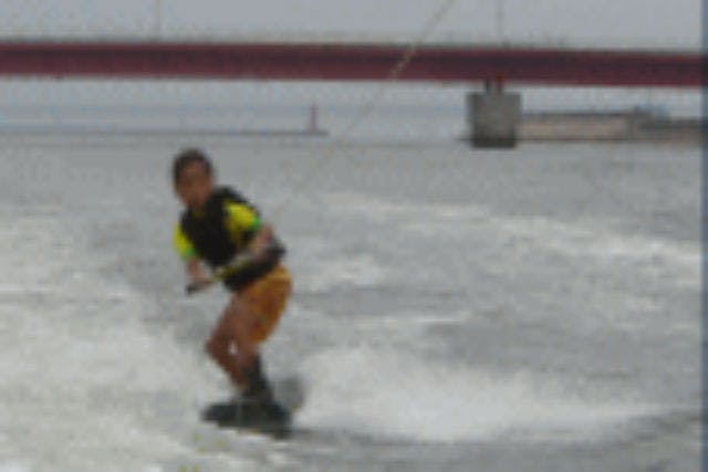 モーターボートで引っぱってもらい、水の上を滑るスポーツです！
