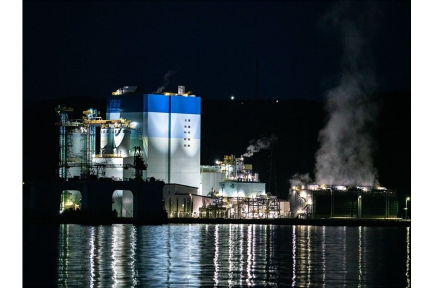 北海道 クルージング 工場夜景もたっぷり堪能 魅惑の光と白煙の世界へご案内 アソビュー