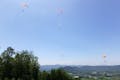 気分は空を漂う鳥のように。天気の良い日はさらに爽快！風に乗って大空へ舞い上がりましょう！