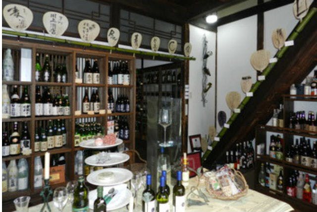 熊本市にある川上酒店。40種類の中から、好きなお酒を試飲できます。