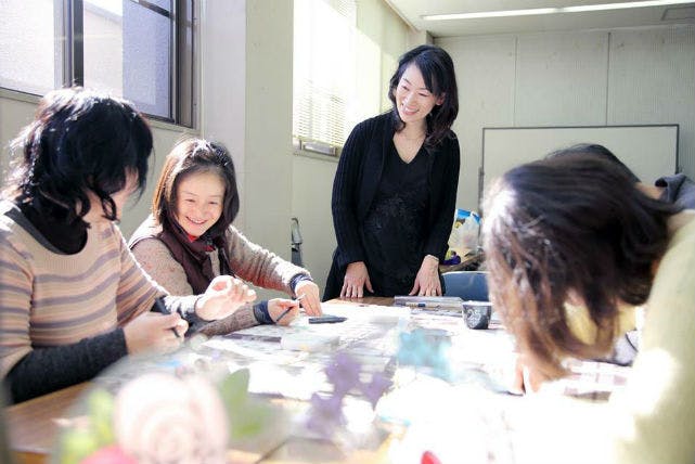 アトリエKakoの教室は三重県内で10か所に展開。学校などへの出張教室も開講しています。