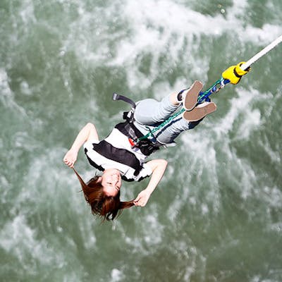 群馬県みなかみ町 バンジージャンプ 諏訪峡大橋から利根川にジャンプ アソビュー