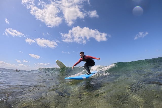 【沖縄・北谷・サーフィン体験】未経験者でも99％1人で乗れる！沖縄現役トップサーファーによるサーフィンスクール✴︎GOPRO写真付き