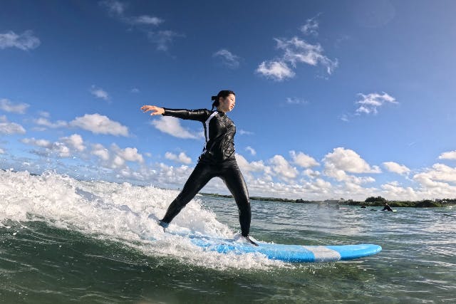 【沖縄・北谷・サーフィン体験】未経験者でも99％1人で乗れる！沖縄現役トップサーファーによるサーフィンスクール✴︎GOPRO写真付き