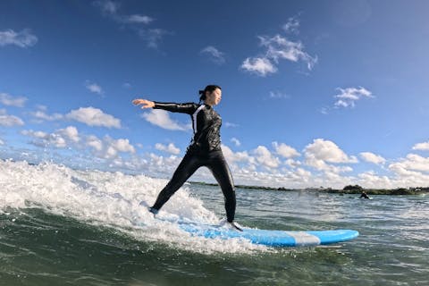 【沖縄・北谷・サーフィン体験】未経験者でも99％1人で乗れる！沖縄現役トップサーファーによるサーフィンスクール✴︎GOPRO写真付き