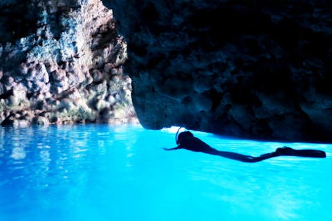 【沖縄・青の洞窟・スノーケリング】自然が生みだした奇跡！青の洞窟でスノーケリング体験