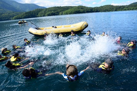 【長野・ガイドツアー】安定感あるラフトボードで、青木湖ピクニックに出かけよう！