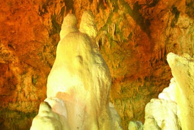 沖縄県石垣島 洞窟探検 幻想的な鍾乳洞イルミネーションを実感 石垣島最大の鍾乳洞へ アソビュー