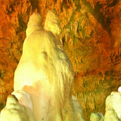 沖縄県石垣島 洞窟探検 幻想的な鍾乳洞イルミネーションを実感 石垣島最大の鍾乳洞へ アソビュー 沖縄県石垣島 洞窟探検 幻想的な鍾乳洞イルミネーションを実感 石垣島最大の鍾乳洞へ アソビュー