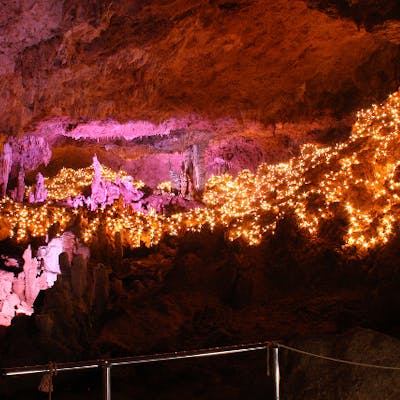 沖縄県石垣島 洞窟探検 幻想的な鍾乳洞イルミネーションを実感 石垣島最大の鍾乳洞へ アソビュー 沖縄県石垣島 洞窟探検 幻想的な鍾乳洞イルミネーションを実感 石垣島最大の鍾乳洞へ アソビュー