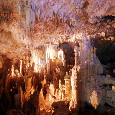 沖縄県石垣島 洞窟探検 幻想的な鍾乳洞イルミネーションを実感 石垣島最大の鍾乳洞へ アソビュー 沖縄県石垣島 洞窟探検 幻想的な鍾乳洞イルミネーションを実感 石垣島最大の鍾乳洞へ アソビュー