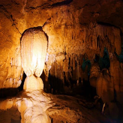 沖縄県石垣島 洞窟探検 幻想的な鍾乳洞イルミネーションを実感 石垣島最大の鍾乳洞へ アソビュー 沖縄県石垣島 洞窟探検 幻想的な鍾乳洞イルミネーションを実感 石垣島最大の鍾乳洞へ アソビュー