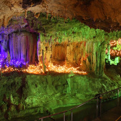 沖縄県石垣島 洞窟探検 幻想的な鍾乳洞イルミネーションを実感 石垣島最大の鍾乳洞へ アソビュー 沖縄県石垣島 洞窟探検 幻想的な鍾乳洞イルミネーションを実感 石垣島最大の鍾乳洞へ アソビュー