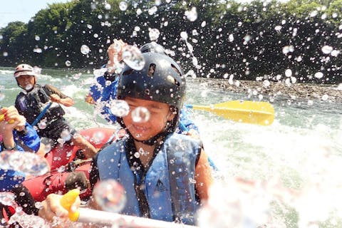 【愛知・木曽川・ラフティング】仲間と協力、絆深まる！豪快な川下り、木曽川ラフティング体験